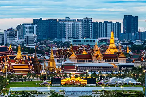 Bangkok is a modern metropolis with lots of attractions. There is an older core with temples and restaurants. But outside this core, a modern metropolis has emerged. It is in this part that we find Bangkok Hospital.
